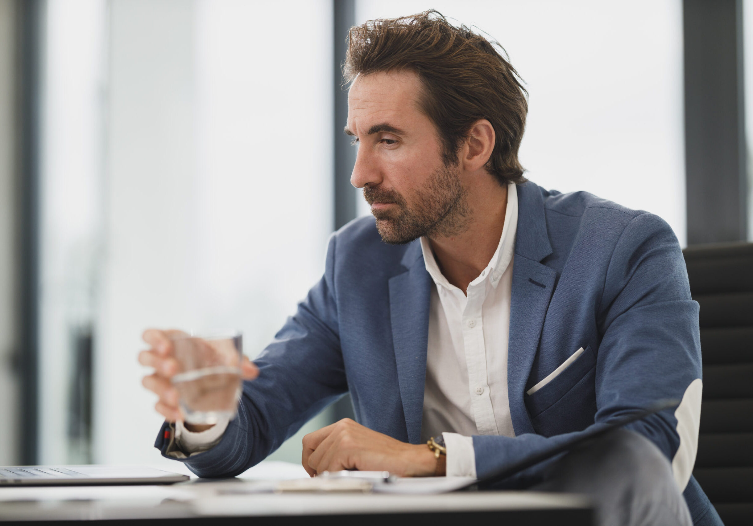 mann jobber med regnskap